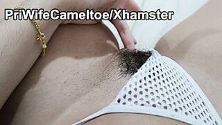 Jong meisje met cameltoe masturbeert in haar witte lingerie