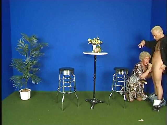 Vovó com tesão fica de quatro no casting