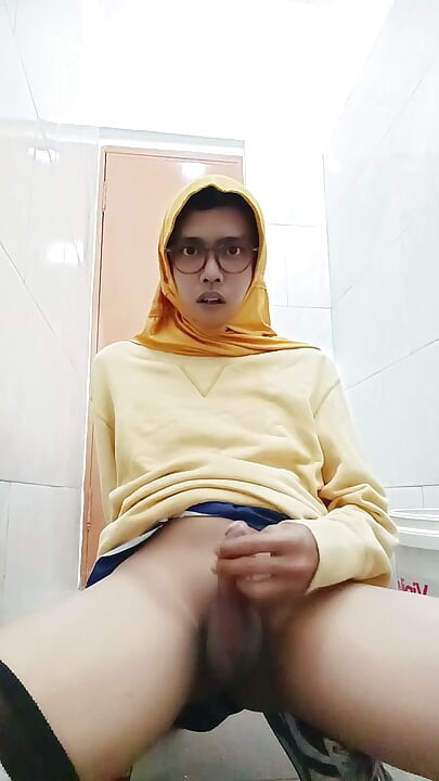 히잡 쓴 아시아 팸보이, 사무실 화장실에서 공공 자위