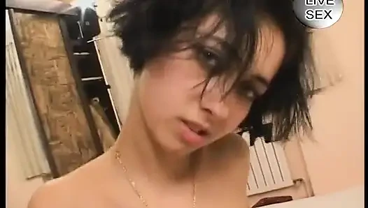 Esmer genç kız ağzına boşalıyor