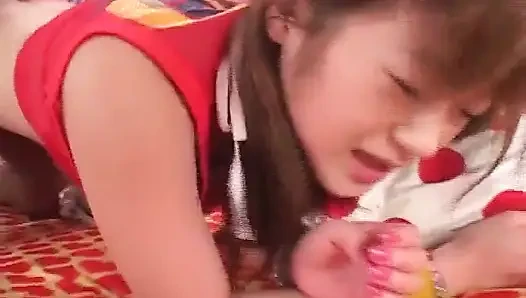 Japon sevimli genç kız kıllı amcığının sikilmesinin tadını çıkarıyor