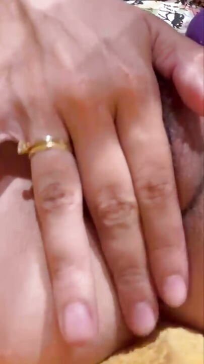 Fru skickade en video från sitt kontor som visar hur våt hon var, en gång hemma, hon cum bra så bra med mina 3 fingrar