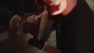 Un clown a les pieds sur le visage