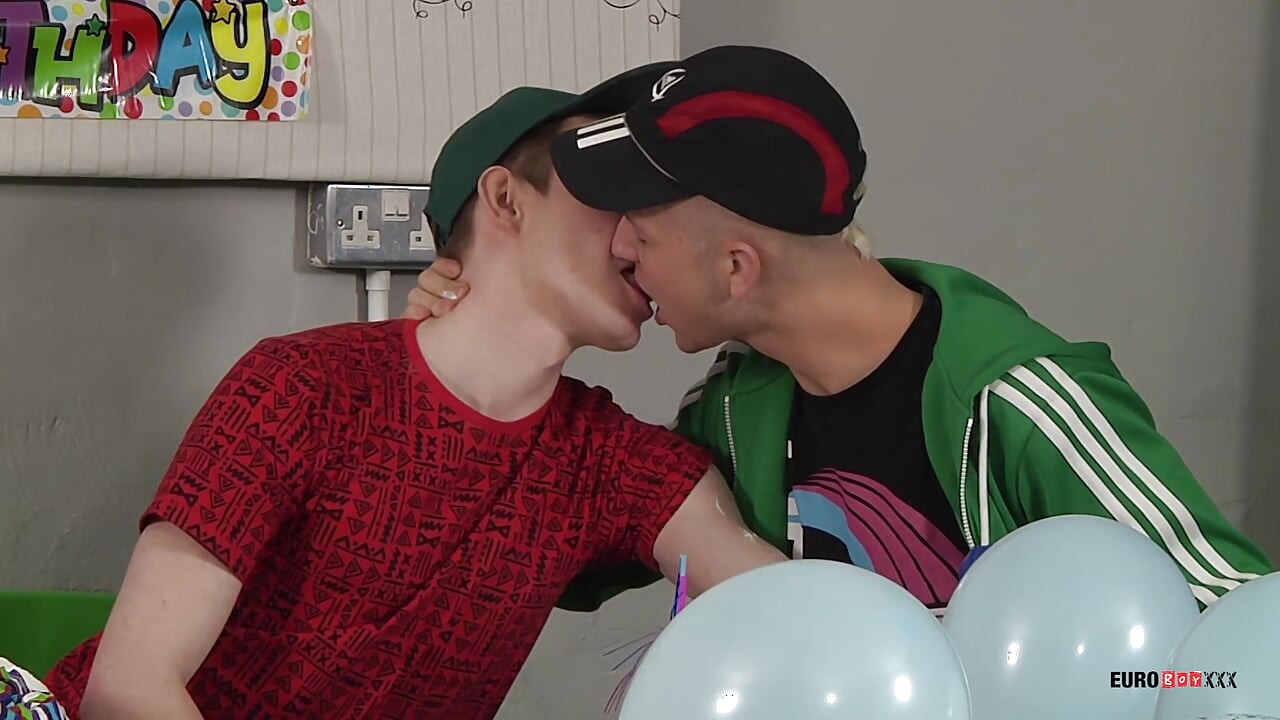 EuroBoyXXX Deacon Hunter ødelegger Milo Millis stramme rumpe på bursdagen hans