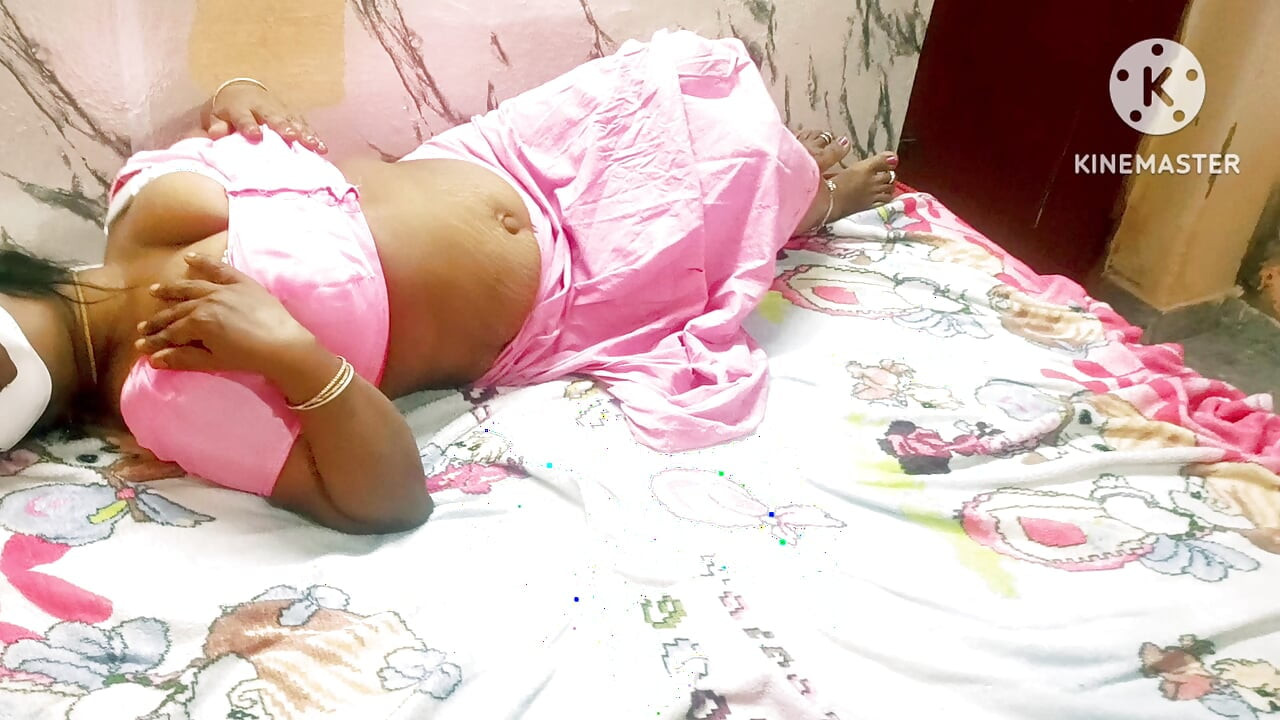 India caliente se masturba y lamiendo leche