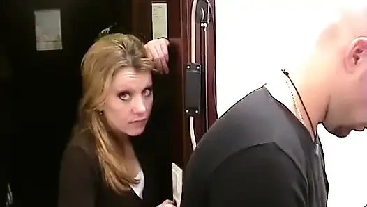 Atılımı olan ve çok kaltak olan bir esmer otel odasına dönüşüyor.