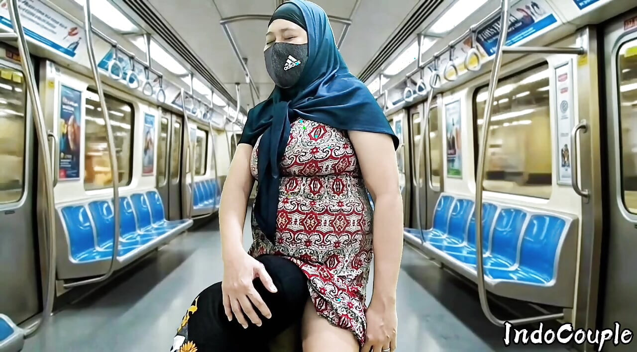 Hijab asia semok disetubuhi di dalam kereta Hijab Busty asian fucked inside a train
