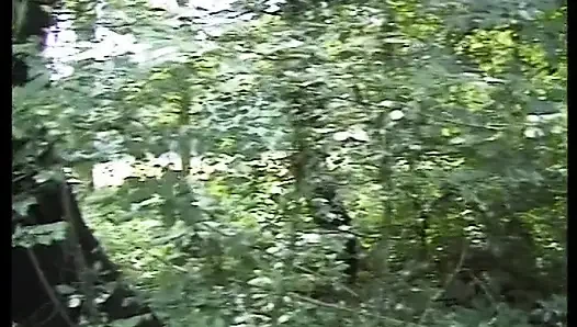 Genç kız banyoda emiyor ve sikişiyor