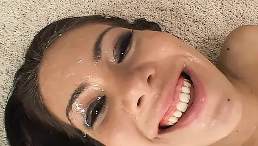 Hatun uzun bir yarakla öğüruyor ve sonra biniyor ve büyük bir boşalma