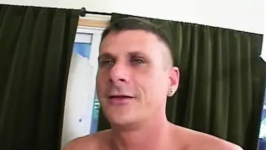 Heißer Handjob und Selbstbefriedigung auf dem Sofa