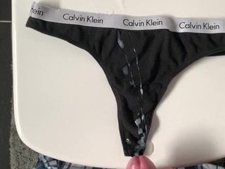Сперма на сводной сестре Calvin Klein в стрингах