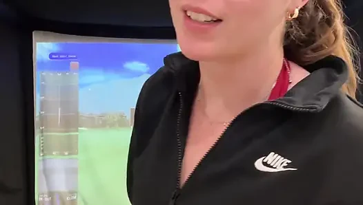 Ich versuche, golf in einem Simulator mit meinem Lush in! Der versuch, nicht zu kommen, während ich schwinge!