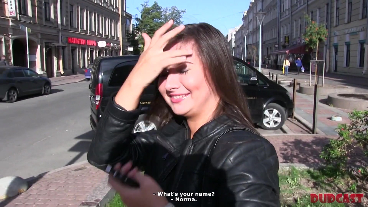 男人利用旧的搭讪计划渗透俄罗斯女孩