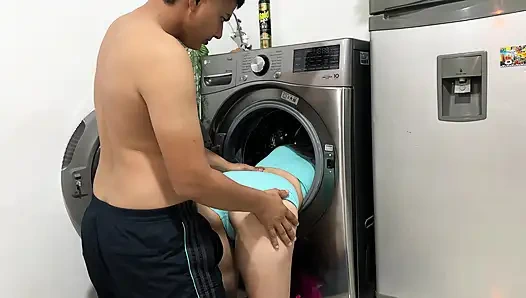 Mi hermanastra queda atorada en lavadora, me pongo caliente viendo su rico culo dan termino metiendole mi rica verga.