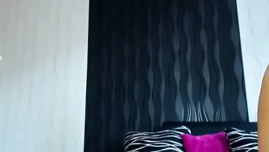 Nikmati goyangan pantatku yang menawan di pertunjukan webcam!