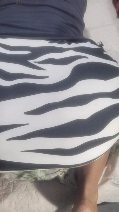 Ten facet zostawił tyłek pokojówki bardzo niechlujny i brudny z ciepłą spermą | Klip 2