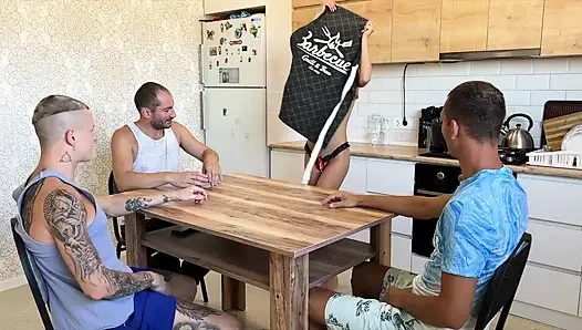 Die ehefrau verführt ihren ehemann und seine freunde - sie hatten sex mit mund und muschi - füllte sie mit ihrem sperma