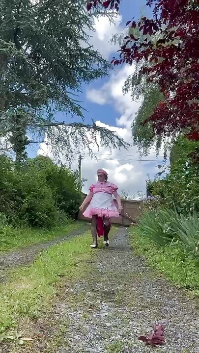 穿著她新的粉色女僕裝一天