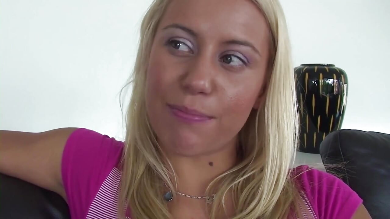 Loira faz seus escravos tentarem mijar