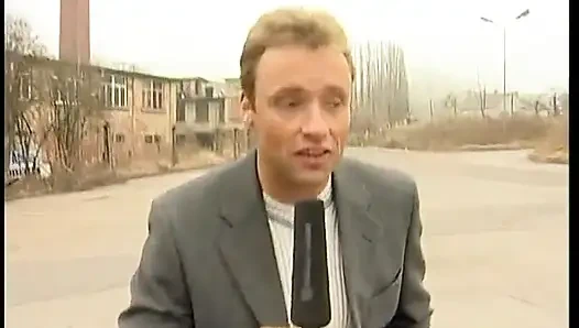 Remaja berambut merah yang lucu menunjukkan tubuhnya di casting