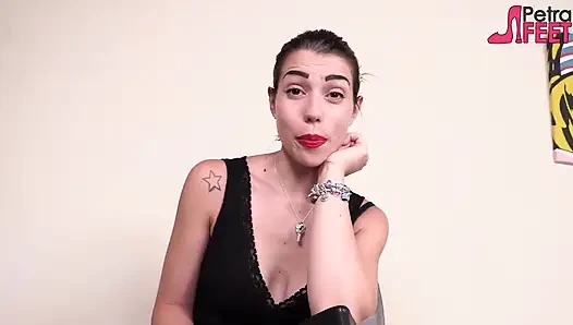 Leder petra zeigt ihre füße in nylons