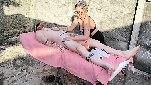 Обнаженный массаж на улице с горячей блондинкой