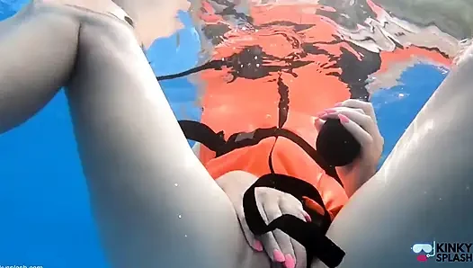 Vibe pakai life jacket di kolam renang
