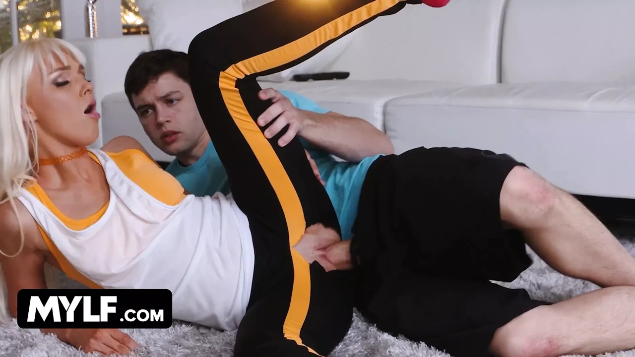 Mylf - 淫荡的金发熟女勾引年轻壮男，让他把勃起的鸡巴插进她湿润的阴户