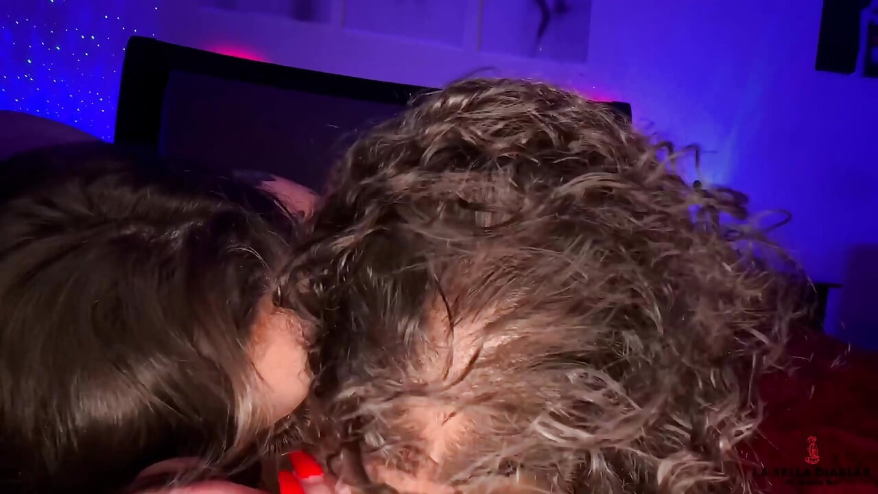 BWCがラティーナを生み出し、大きなお尻のスラットが彼女の膣からそれを舐める