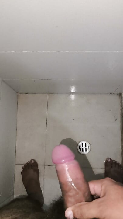 Owłosiony facet wyciągający spermę