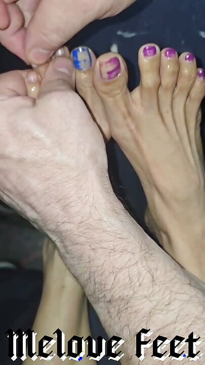 Melove 2 Nail polish colors on her Small feet