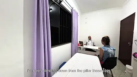 Dokter orthopedi melepas pakaian pasien dan ejakulasi di wajahnya.