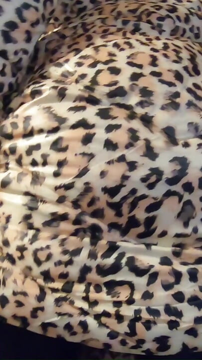 Máy bay bà già mega milfycalla nhận được một lượng tinh dịch trên áo khoác sưng híp!