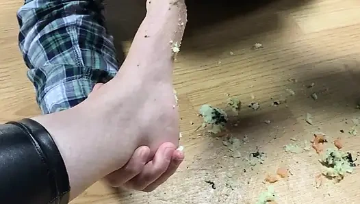 Dia mengambil makanannya berkat kakiku...