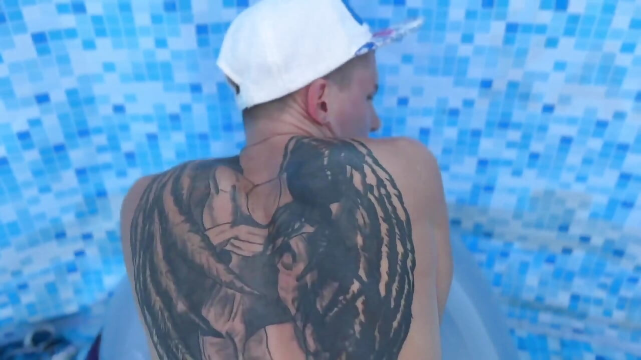 Un hombre se folla a una joven limpiadora en la piscina y se corre en el culo