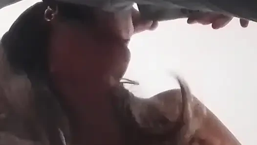 Orta yaşlı seksi kadın ağzında döl patlamasıyla yarak emiyor