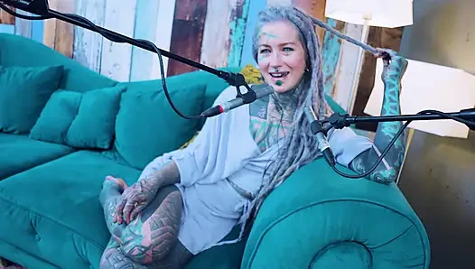 M hakkında konuşuyorum - müzik - asmr podcast sfw konuşuyor gotik sıska kız dreadlocks dövmeli model dövmeli kız