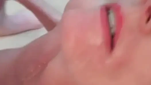 Deneyimli orta yaşlı seksi kadın genç istiyor