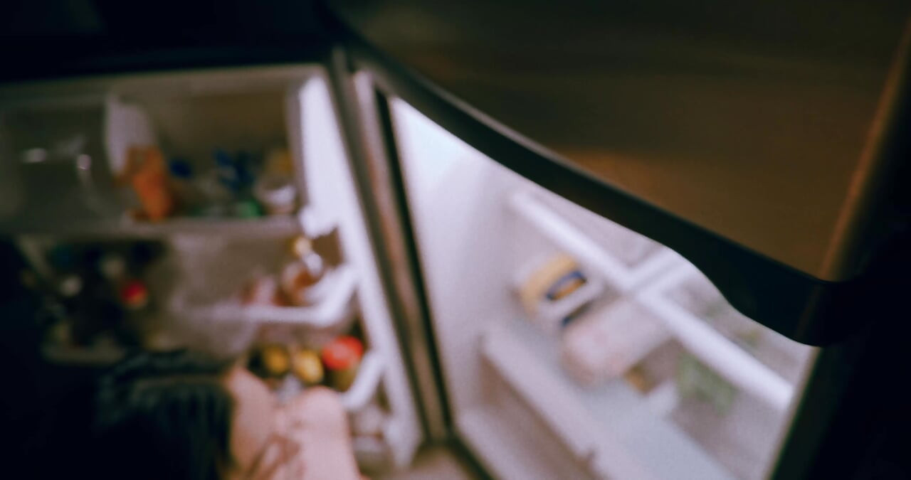 Късна нощна закуска в кухнята се превръща в протеиново свършване по лицето