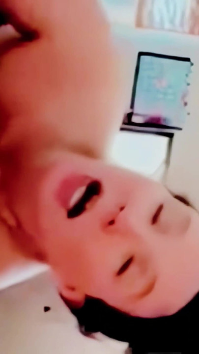 55mの写真家の大きなチンコをしゃぶり、喉に全部含み込みながら完璧な自家製フェラチオをクローズアップで行った... |クリップ1