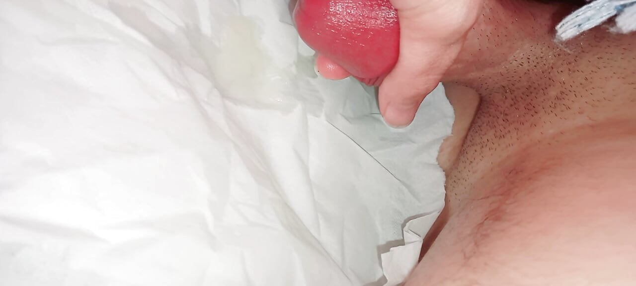 Masturbacija u spavaćoj sobi ispod plahti - intenzivno otpuštanje. 💦