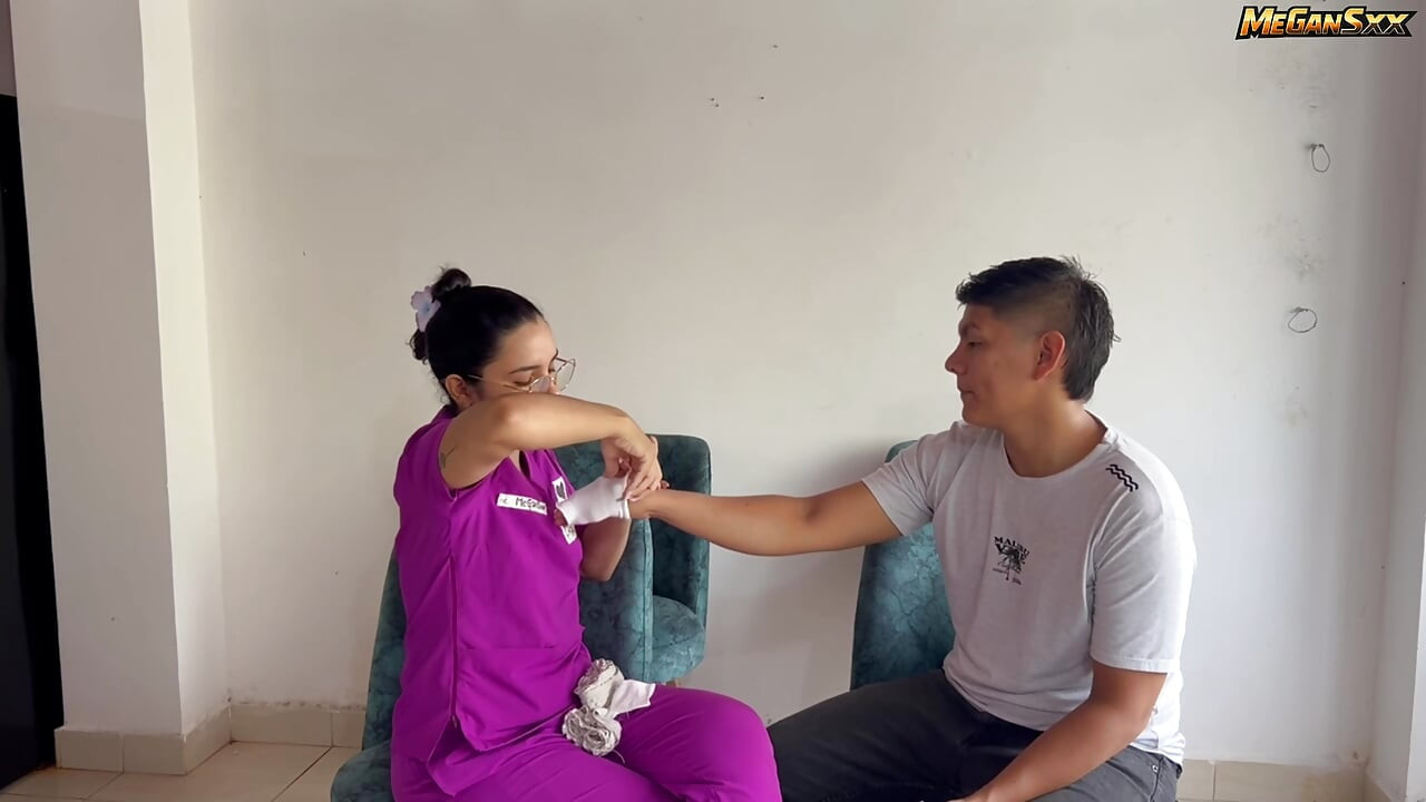 O ASISTENTĂ CU CURUL MARE ÎȘI FUTE PACIENTUL CÂND DOCTORUL PLEACĂ.