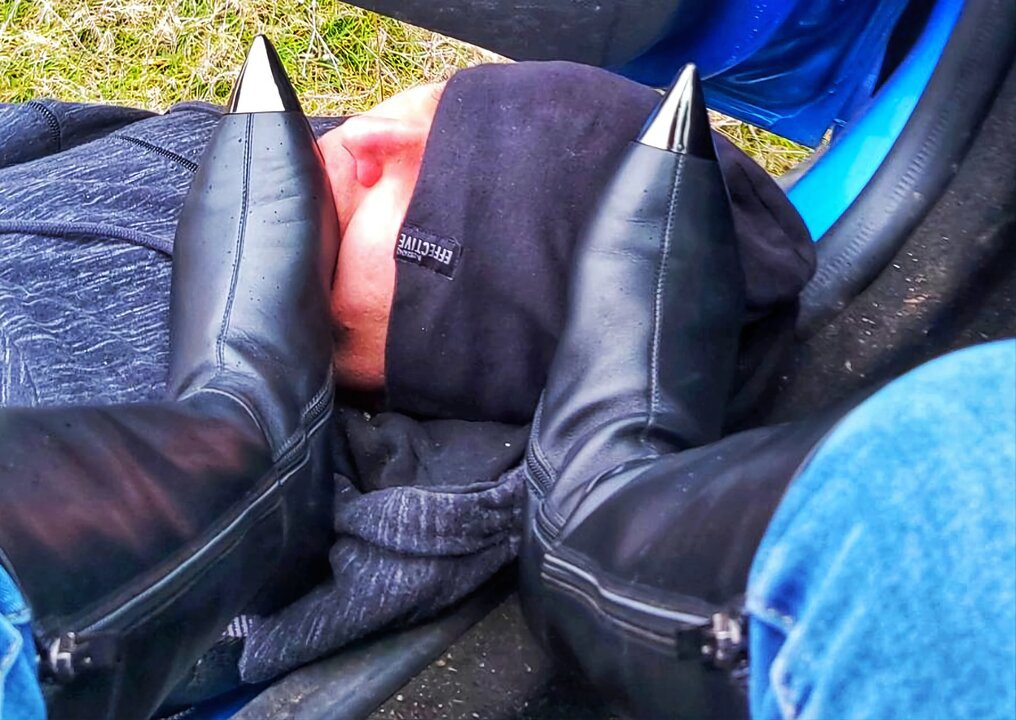 Lambe essas botas, meu escravo