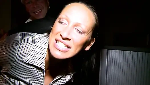 Kalipornikasyon! Azgın vaginler zengin penislere hoşlanır! baştan çıkarma ve seks! Azgın orospular sikilir.