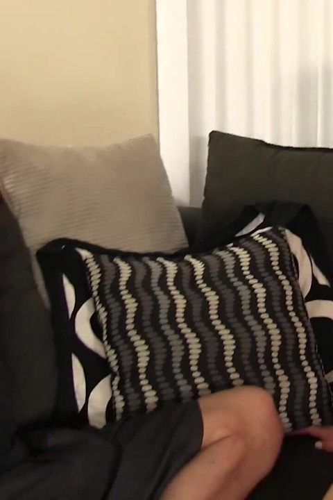 Lamiendo el culo desencadenó una avalancha en su polla y la chica se tragó su semen