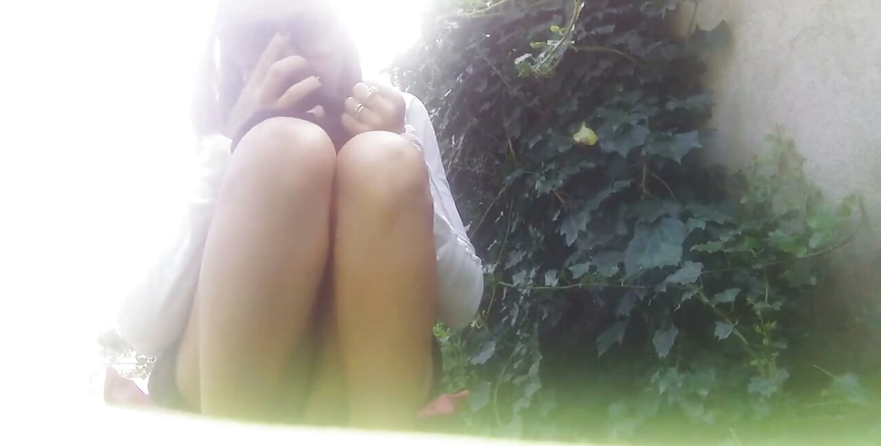 Outdoor!! Without Panty and Pee on the Grass!!i Don T Care About the Neighbours