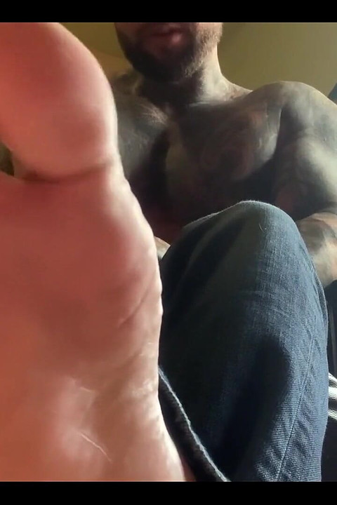 你像一个好小脚男一样在我脚下的地板上