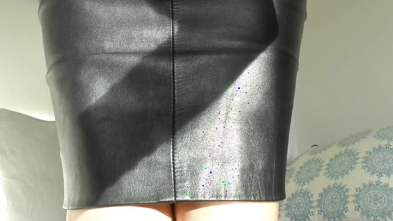 Hoje é seu dia de gozada! Cheirando luvas de couro vermelhas, Lady Victoria Valente