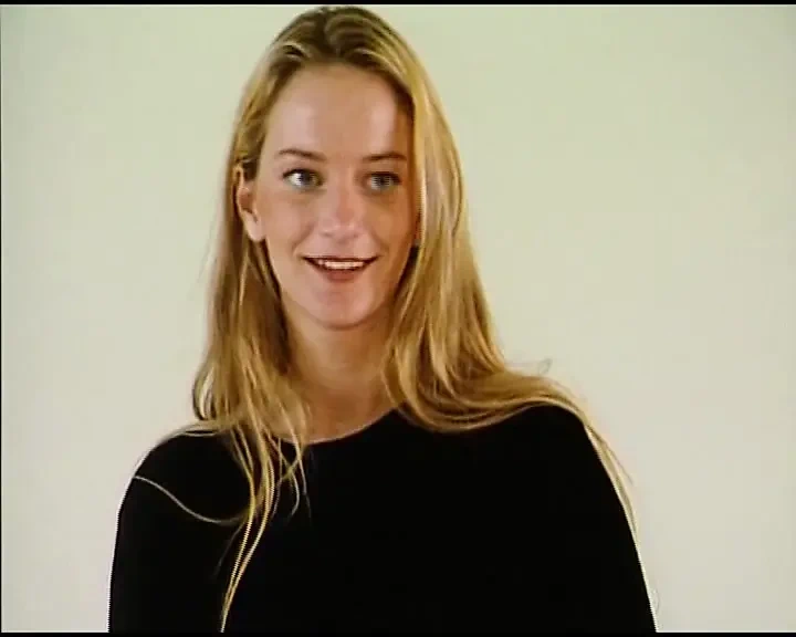 来自德国的优雅宝贝脱下了她完美的衣服, 但内衣留下来了