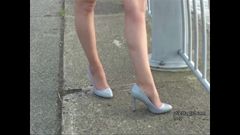 Bruneta cu picioare lungi tachinează picioarele lungi în fetiș cu pantofi cu toc înalt